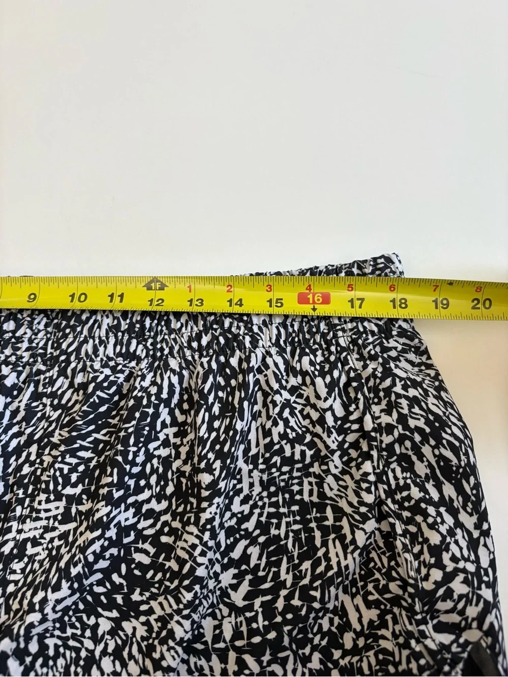 Athleta Printed Mesh Racer Run Shorts Black White Size XL 4”